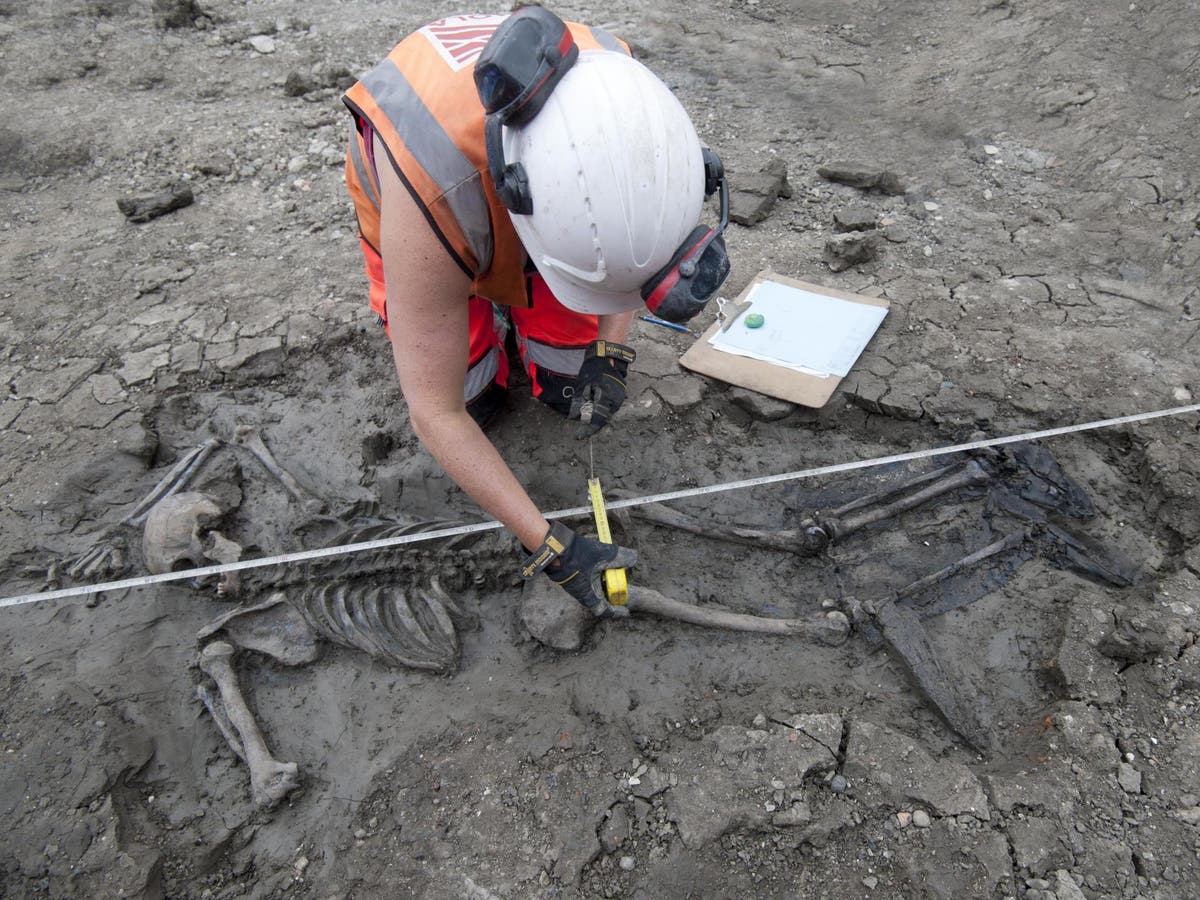 500-year-old skeleton wearing leather boots found in River Thames