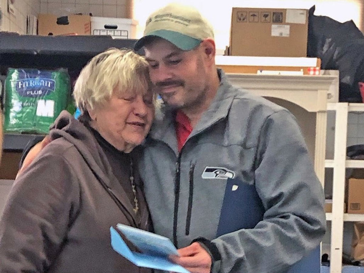 Homeless Man Finds 17 000 Outside Food Bank And Gives It To Volunteer The Independent The Independent