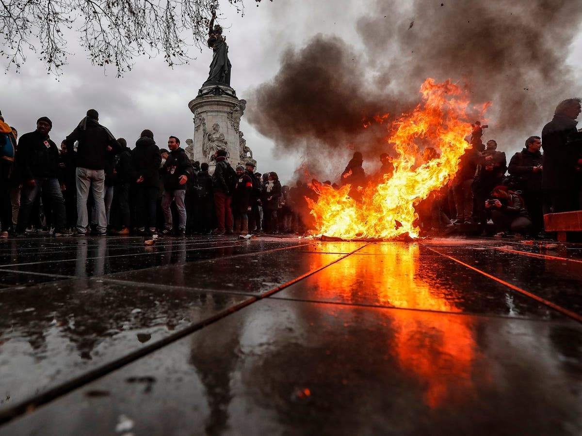 In Paris, the Gilets Jaunes Protests Impact Holiday Shopping Season