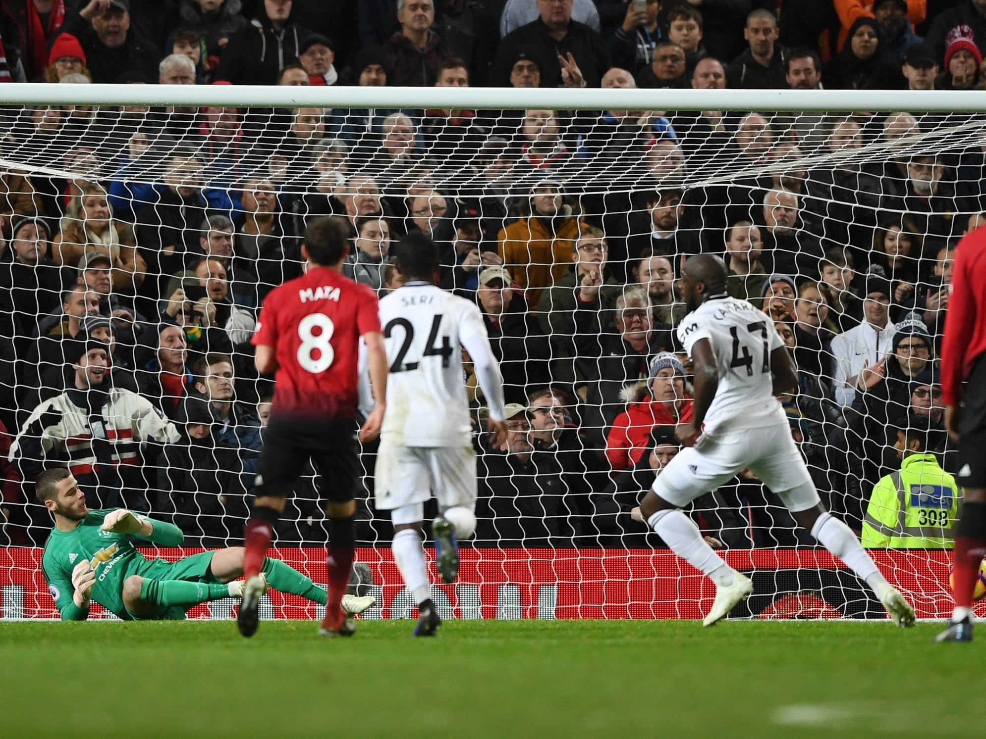Aboubakar Kamara scores Fulham's penalty to give them a glimmer of hope