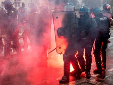 Paris descends into violence as ‘gilets jaunes’ clash with police