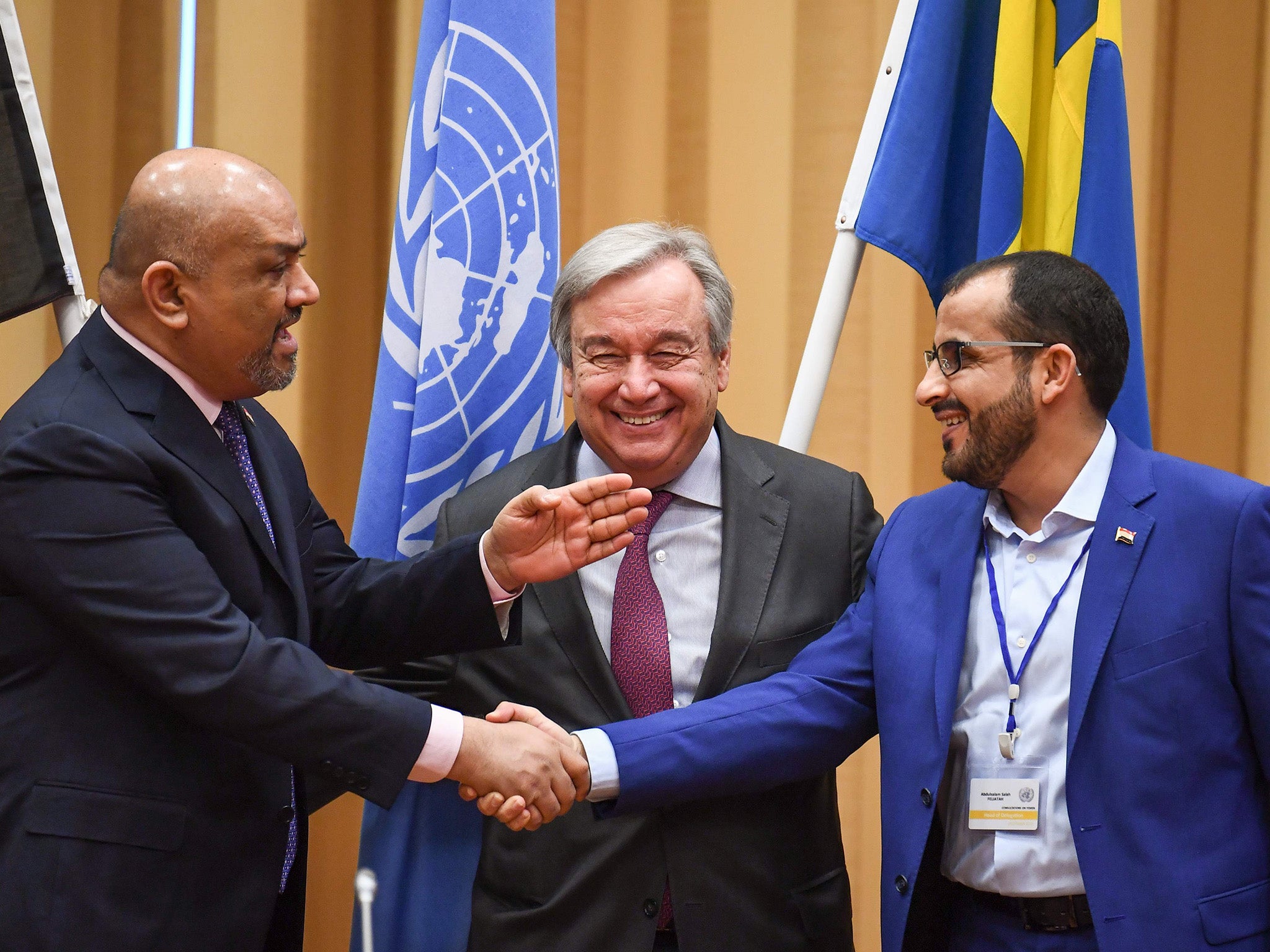 Yemen’s foreign minister Khaled al-Yamani (left) and head rebel negotiator Mohammed Abdelsalam (right) shake hands under the eyes of UN Secretary General Antonio Guterres, during talks in Rimbo, north of Stockholm, on December 13