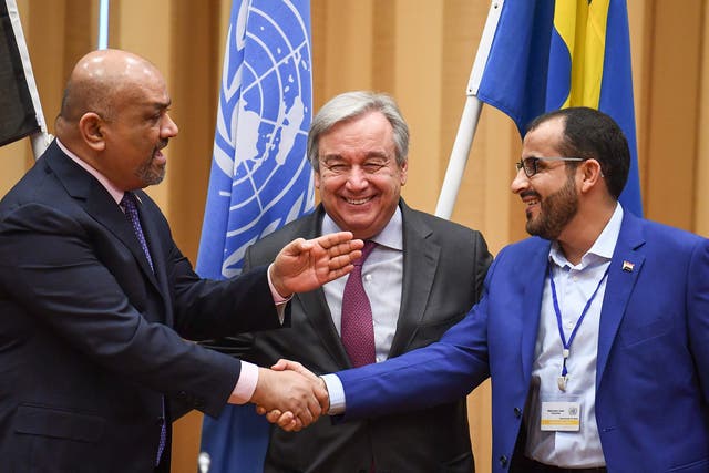 Yemen’s foreign minister Khaled al-Yamani (left) and head rebel negotiator Mohammed Abdelsalam (right) shake hands under the eyes of UN Secretary General Antonio Guterres, during talks in Rimbo, north of Stockholm, on December 13