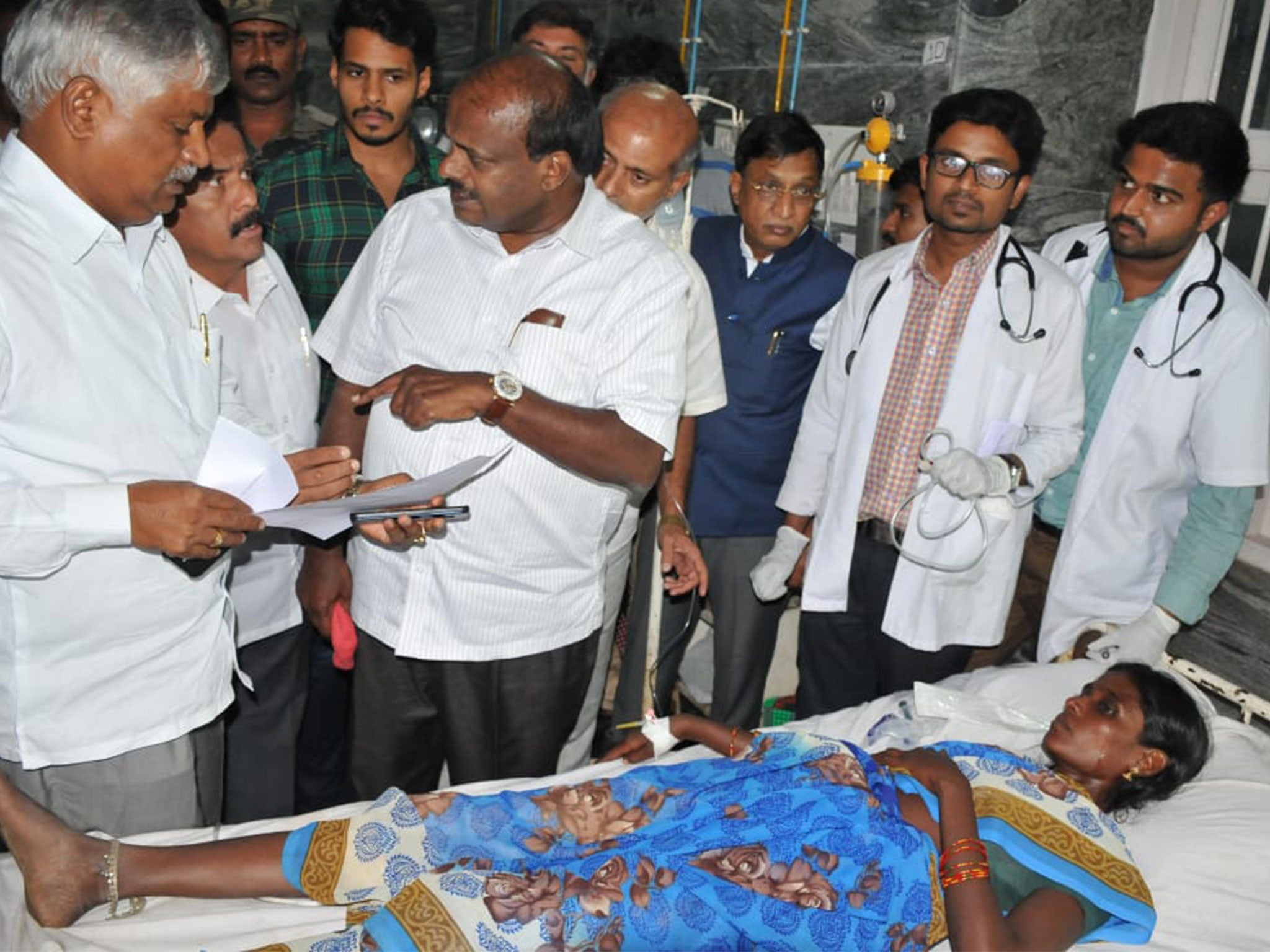 HD Kumaraswamy (centre), chief minister of Karnataka, said the government would pay medical bills of those hospitalised