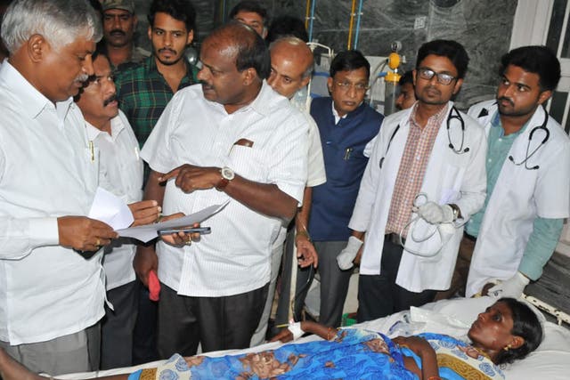 HD Kumaraswamy (centre), chief minister of Karnataka, said the government would pay medical bills of those hospitalised