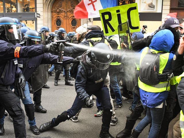 Protesters clash with police in Paris