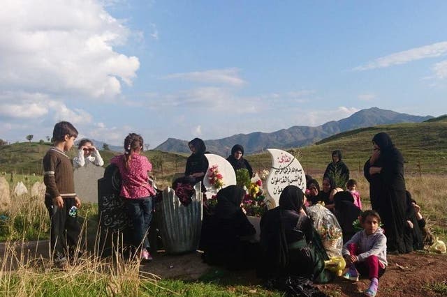 Family mourning Himdat Osman Darwish – a Kurdish villager killed during a bombing – by his grave