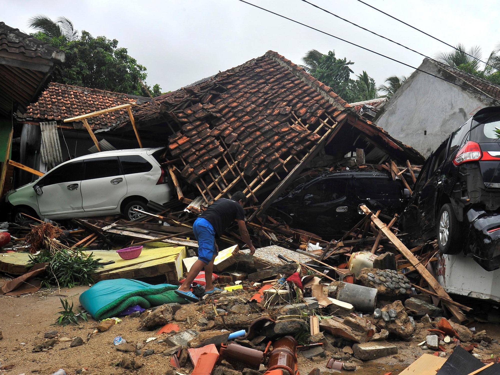 Indonesia tsunami live Hundreds dead amid desperate search for