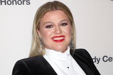 Kelly Clarkson stuns with cover of Reba McEntire's 'Fancy' 
