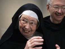 Sister Wendy Beckett: Catholic nun who became a celebrated BBC art critic