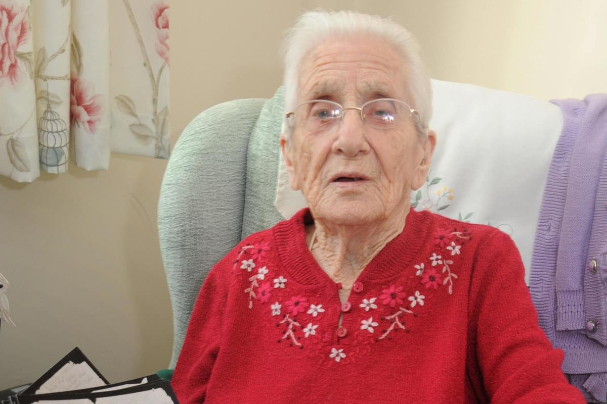77 лет женщине как выглядит Grandmother aged 99 receives hand-written love letter from missing fiancé 77 yea