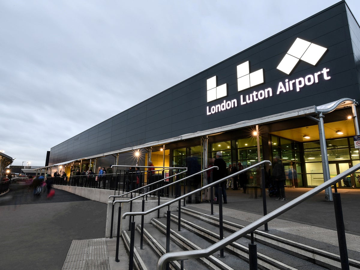 Is Luton a good airport to fly into?