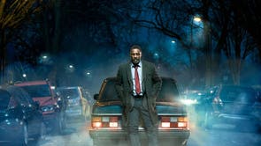 kuten monet hänen kaltaisensa, vannoutunut lähes nero ylikomisario John Luther (loistava Idris Elba) on piinattu sielu, joka kamppailee omien sisäisten demoniensa kanssa ja kärsii suuresti hänen tutkimistaan vatsaa kuohuttavista rikoksista. Luther on niin pakkomielteinen, että hän tekee mitä tahansa saadakseen miehensä (tai naisensa, jos kyseessä on hänen arkkivihollisensa, psykopaattinen tiedemies Alice Morgan (Ruth Wilson) sekä aivojen että sydämen pumppaamaan, Lutherin loi Neil Cross ja siitä on syntynyt Amerikan-ja venäjänkieliset versiot.