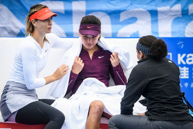 Maria Sharapova consoled Wang Xinyu who was forced to retire hurt