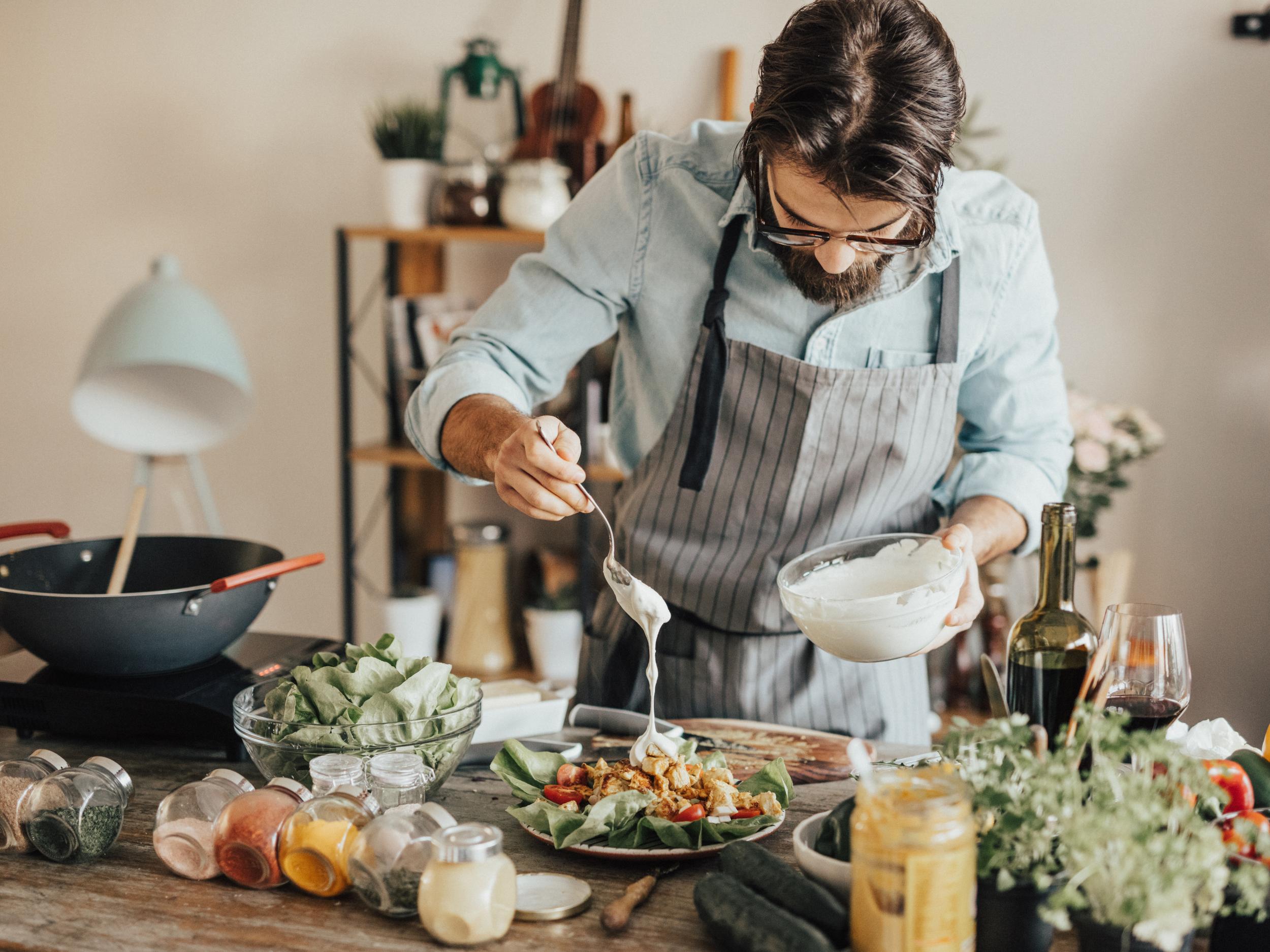 He loves cooking. Готовка на кухне. Готовка пищи. Красивая готовка. Тщательное приготовление пищи.