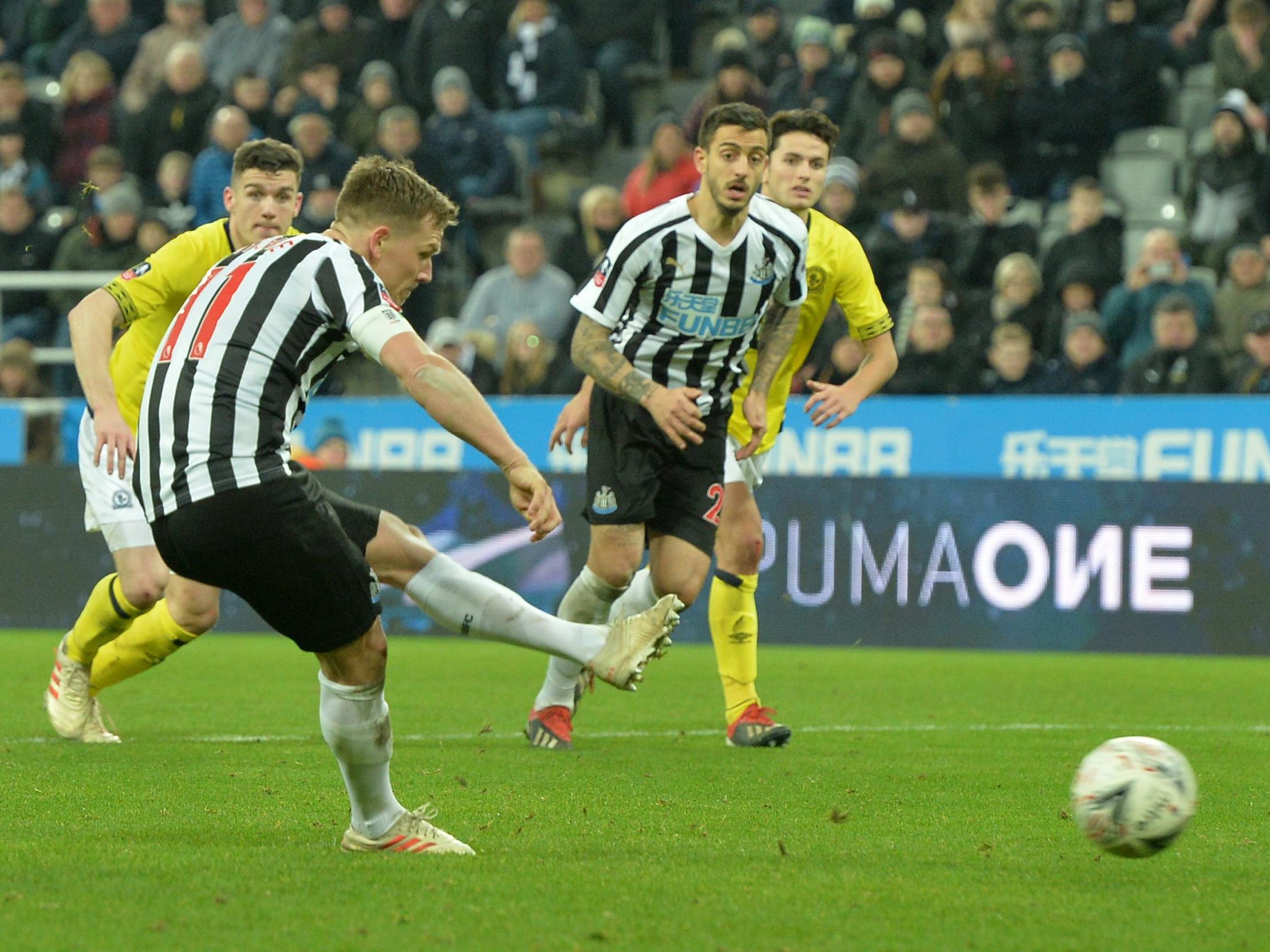 Matt Ritchie converts from the spot for Newcastle