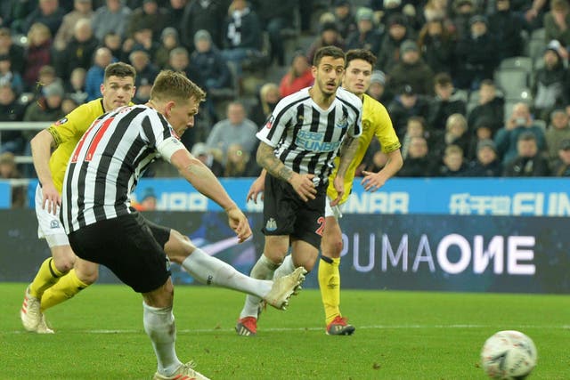 Matt Ritchie converts from the spot for Newcastle