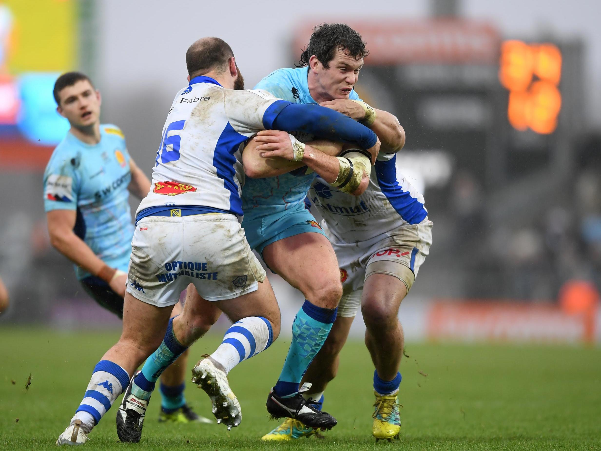 Ian Whitten tries to break through the Castres defence