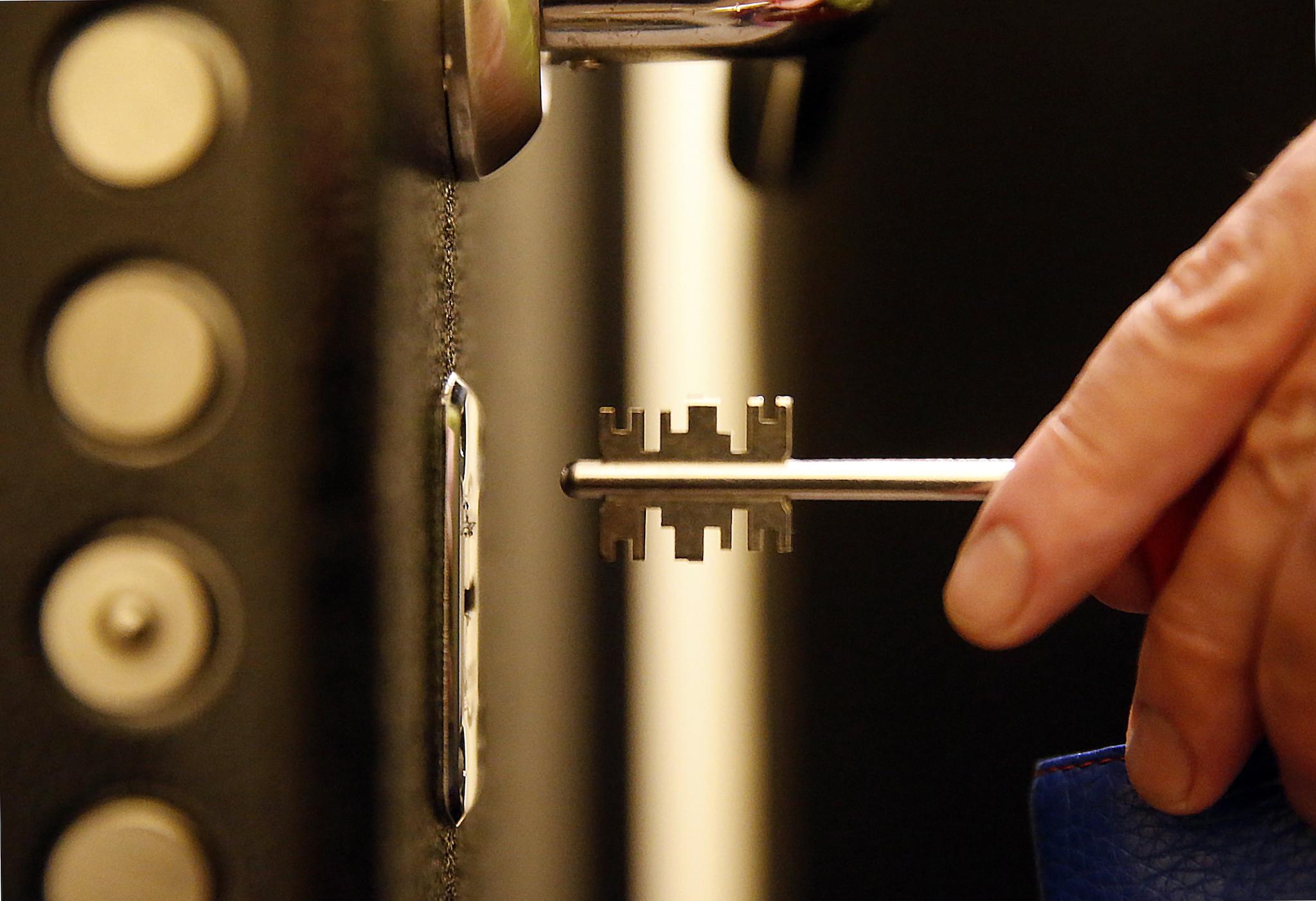 Inserting a key into a keyhole