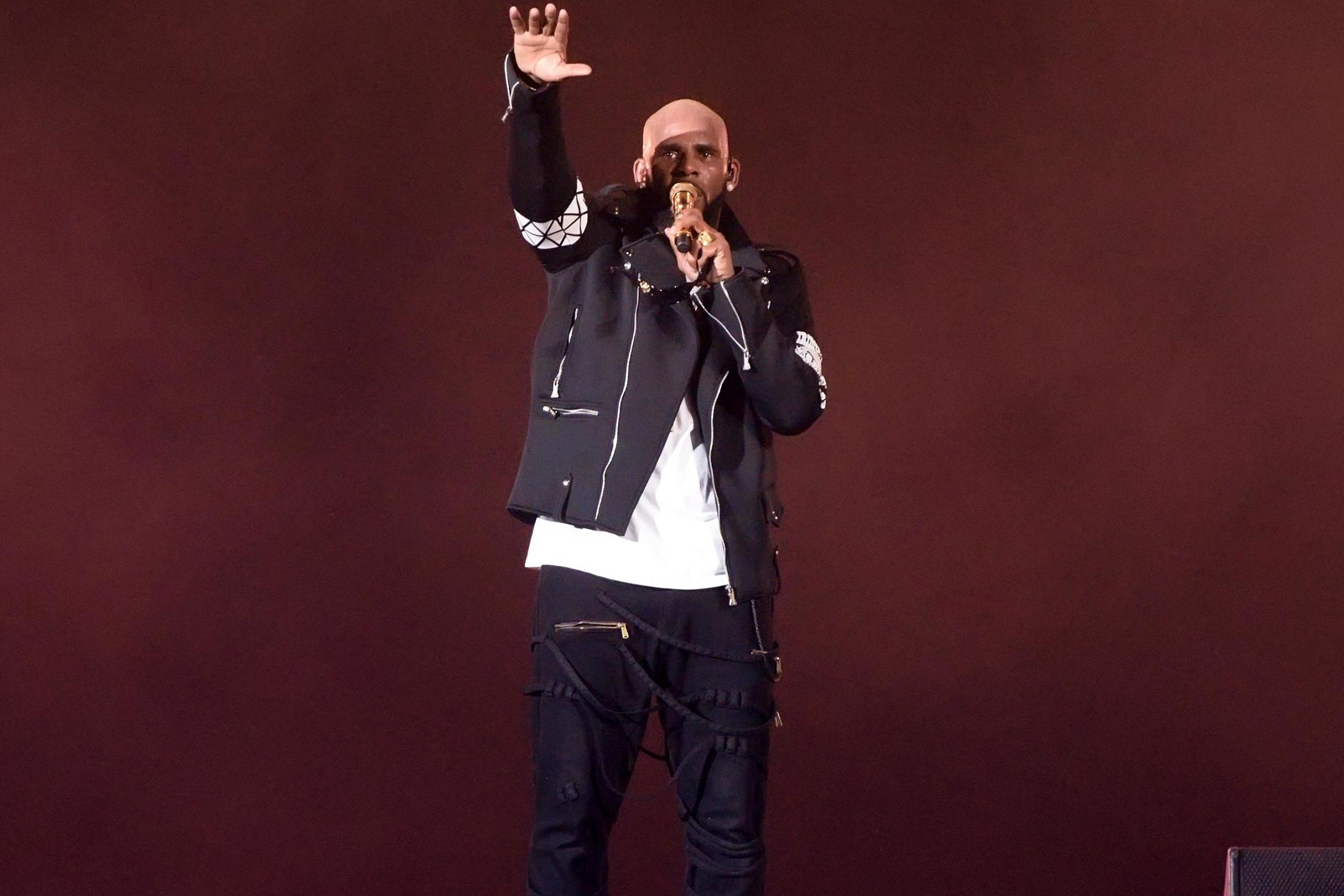 R Kelly performs during The Buffet Tour at Allstate Arena on 7 May, 2016 in Chicago, Illinois. (Photo by Daniel Boczarski/Getty Images)