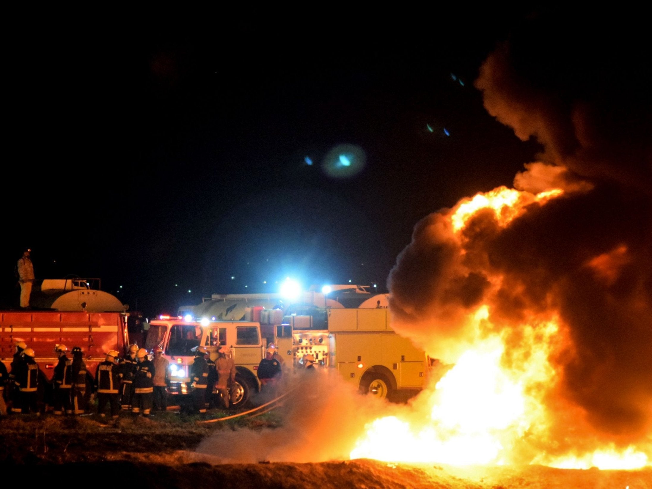 Firefighters work to extinguish the Tlahuelilpan blaze (AFP/Getty)