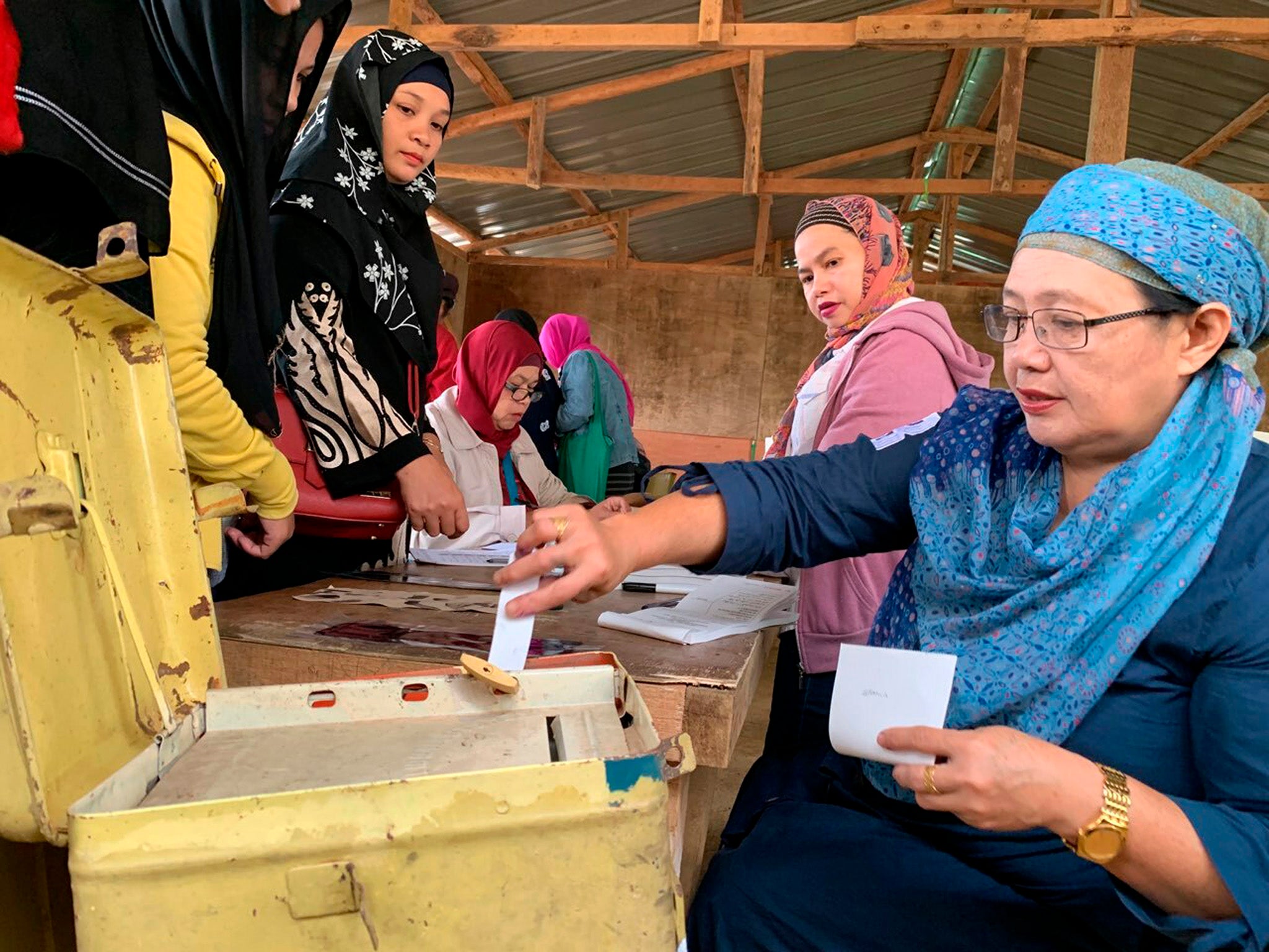 Muslim Filipino voters in autonomous region | The Independent