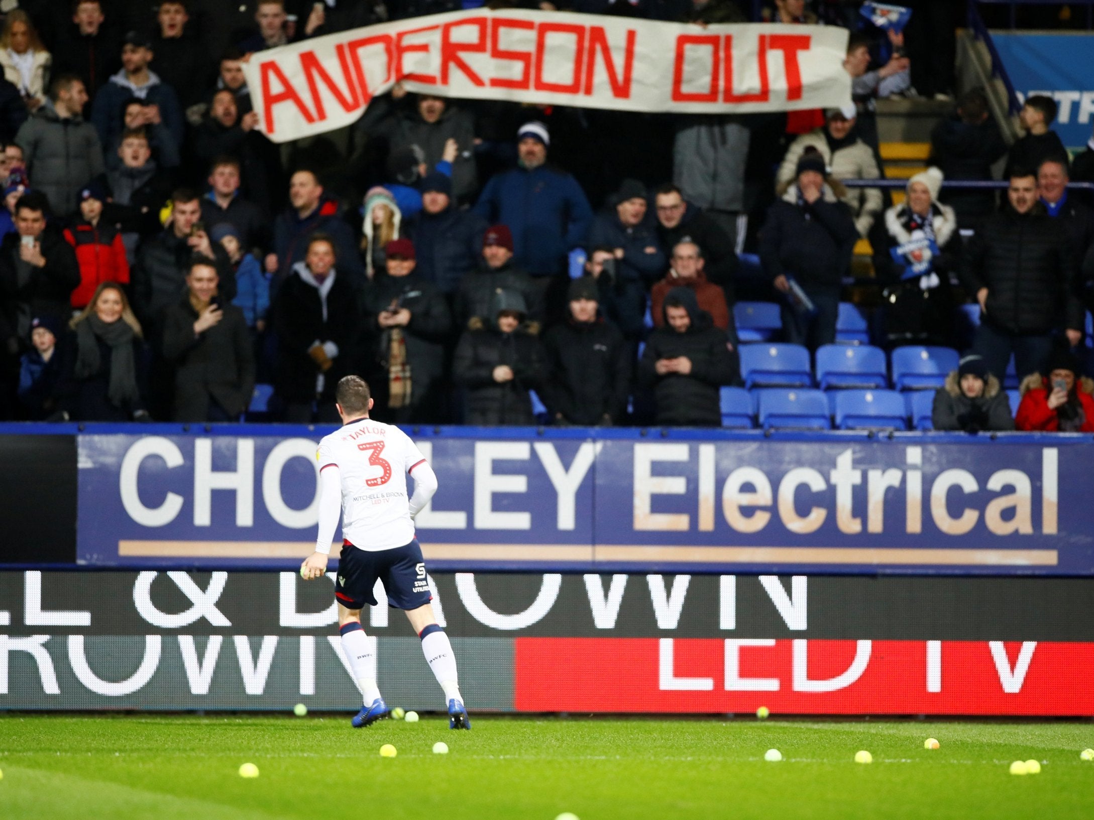 Phil Parkinson protesting Bolton Wanderers fans to behind team after defeat by West Brom | The Independent | The Independent