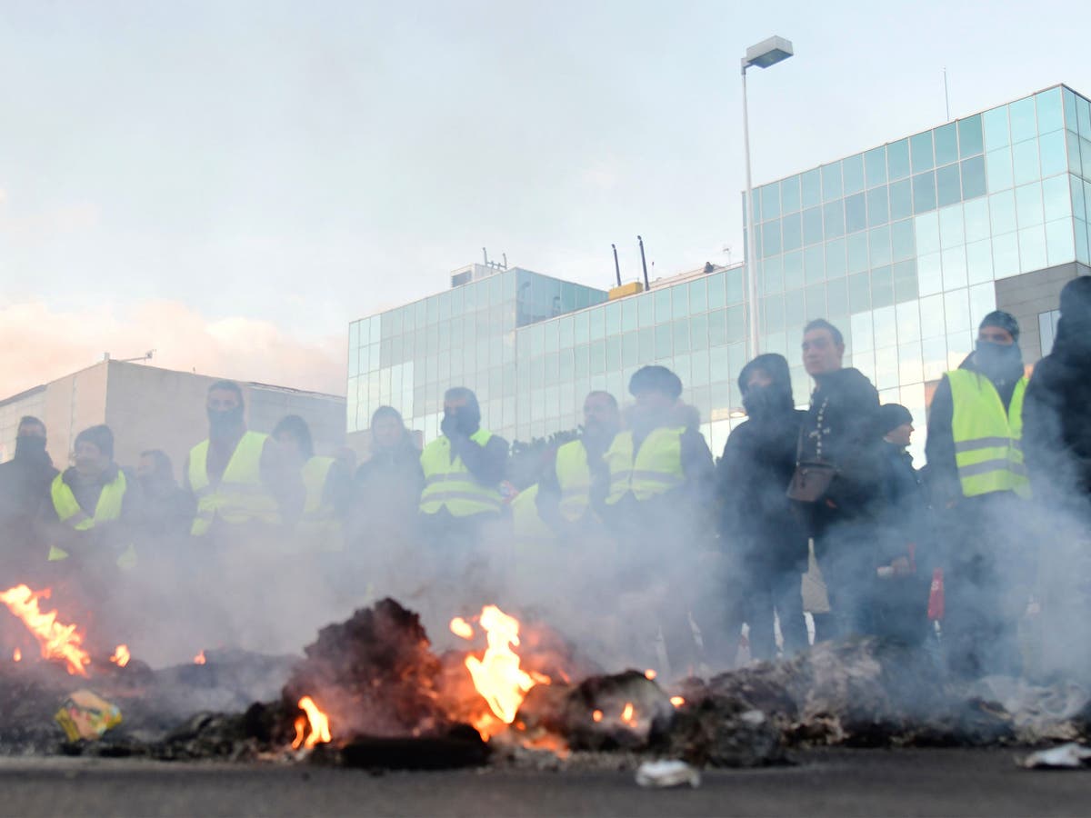 Madrid Uber protests: Riot police deployed as taxi drivers in yellow ...