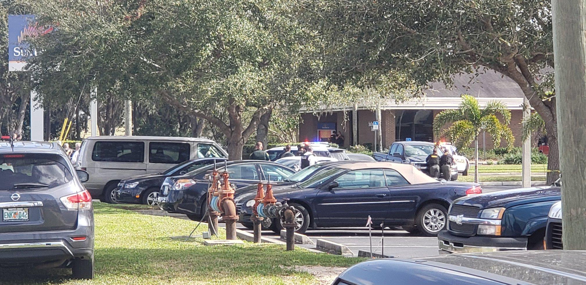 At least 5 shot dead in hostage situation at Florida bank