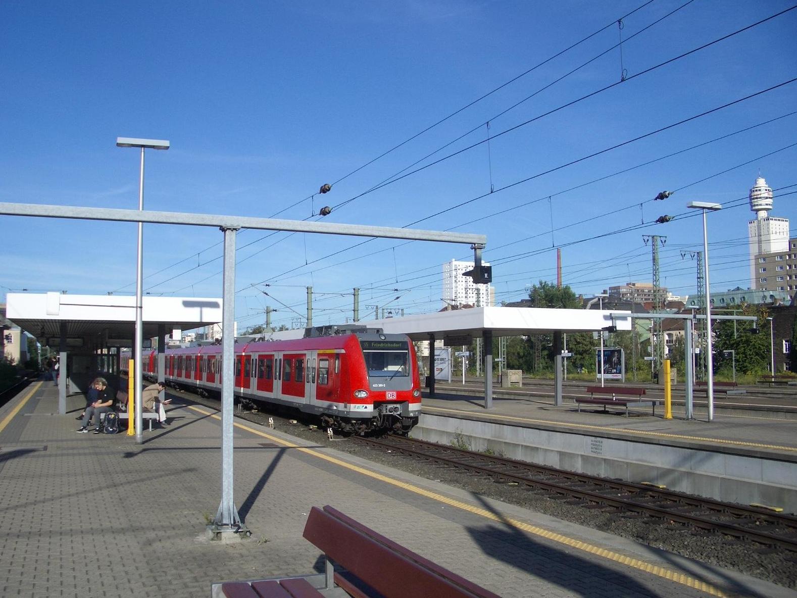 A train and two platforms were evacuated at Frankfurt Sued station over a bomb threat