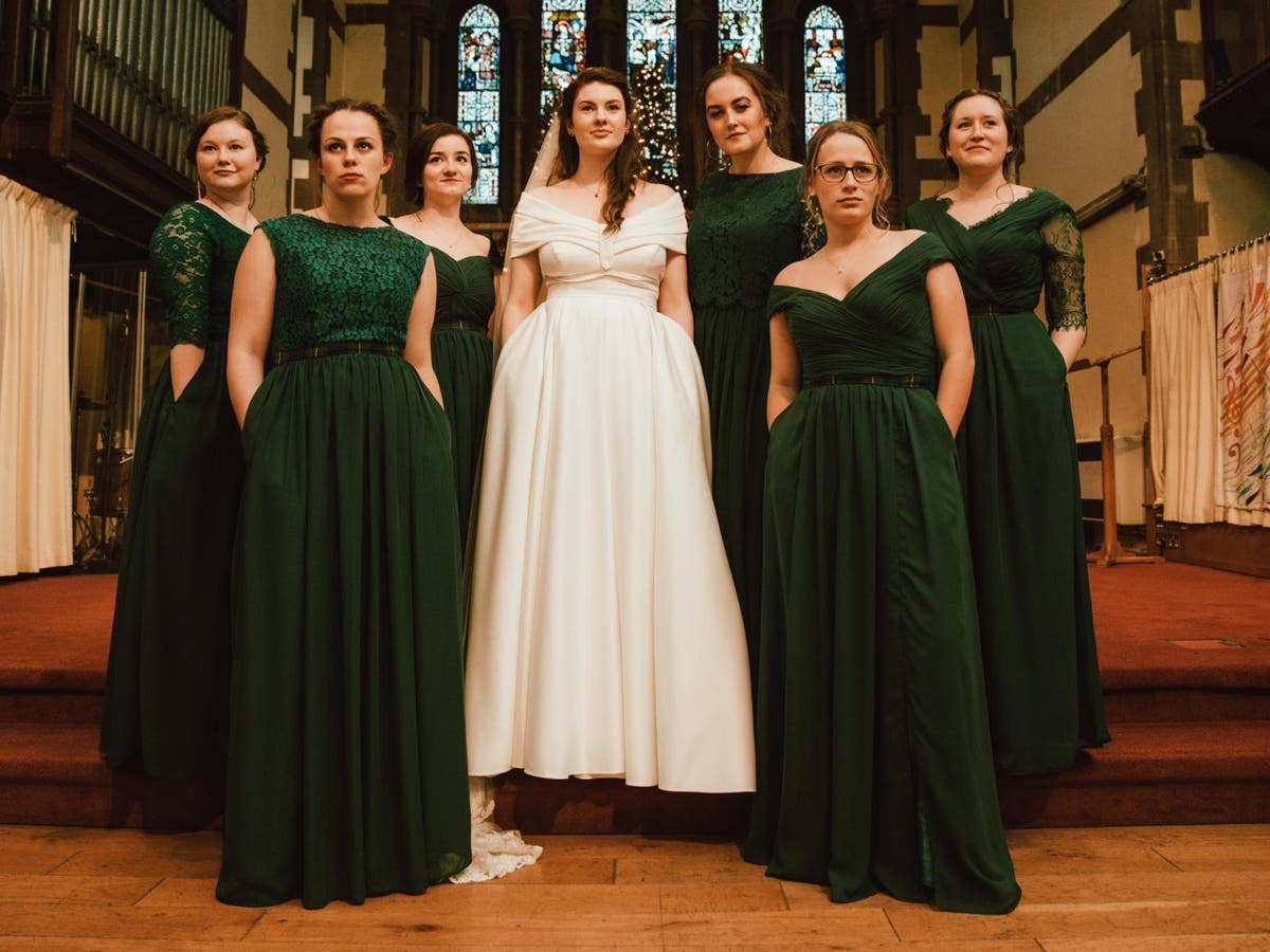 Bride and bridesmaids praised for ‘magnificent’ dresses designed with pockets