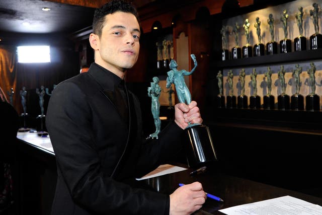 Rami Malek poses with his trophy at the 25th Annual Screen Actors?Guild Awards at The Shrine Auditorium on 27 January, 2019 in Los Angeles, California.