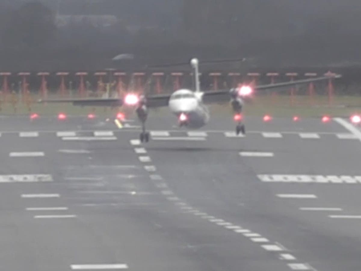 Footage shows planes taking off in strong winds at Newcastle Airport