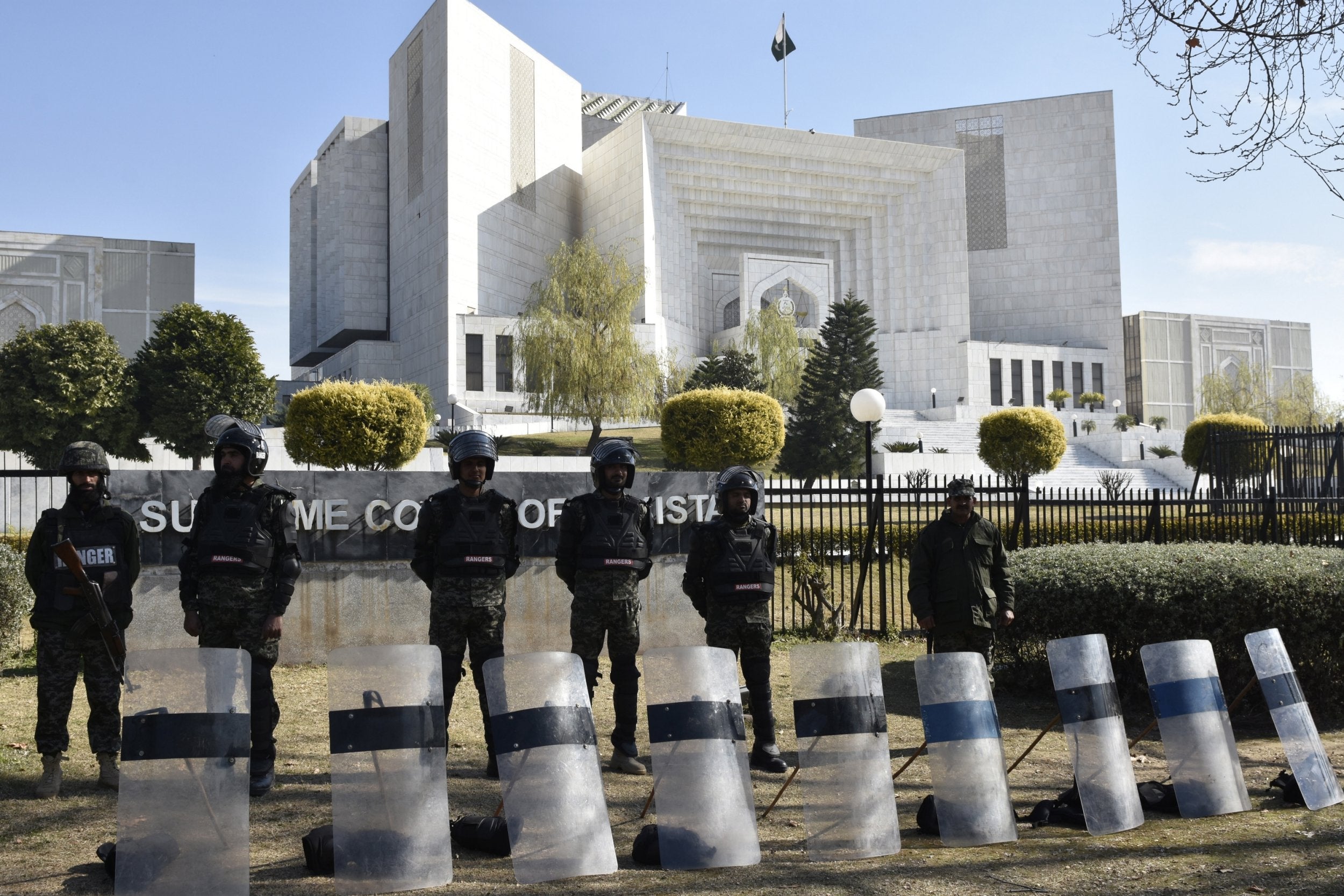 File photo: Pakistani security officials stand guard outside the Supreme Court