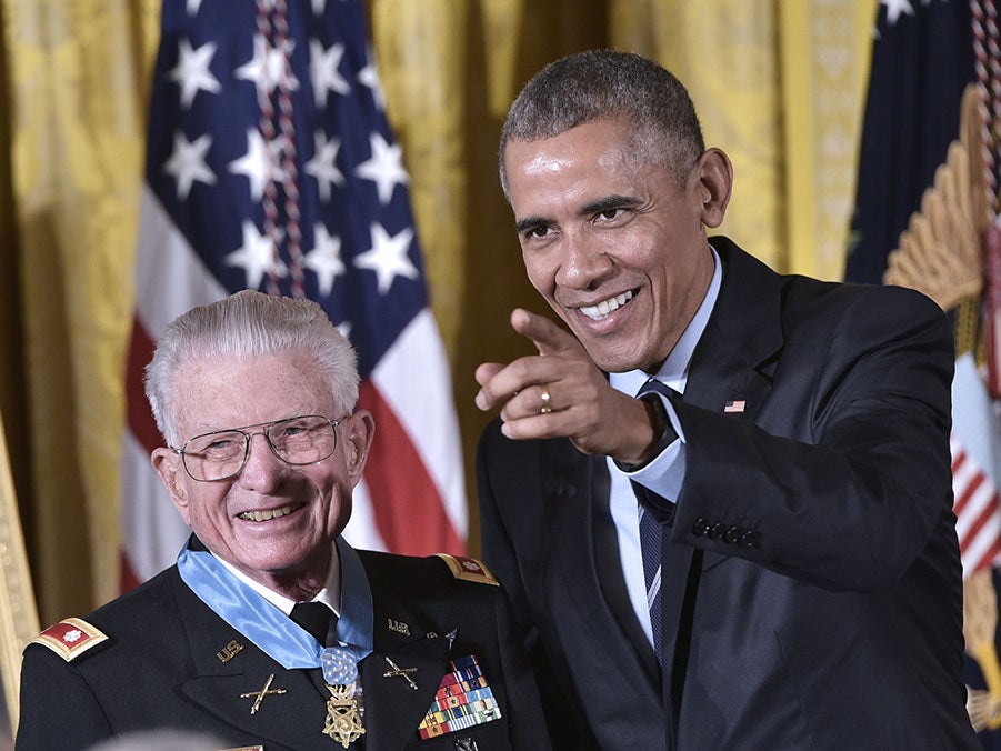 Kettles receives his medal of honour from the president in 2016