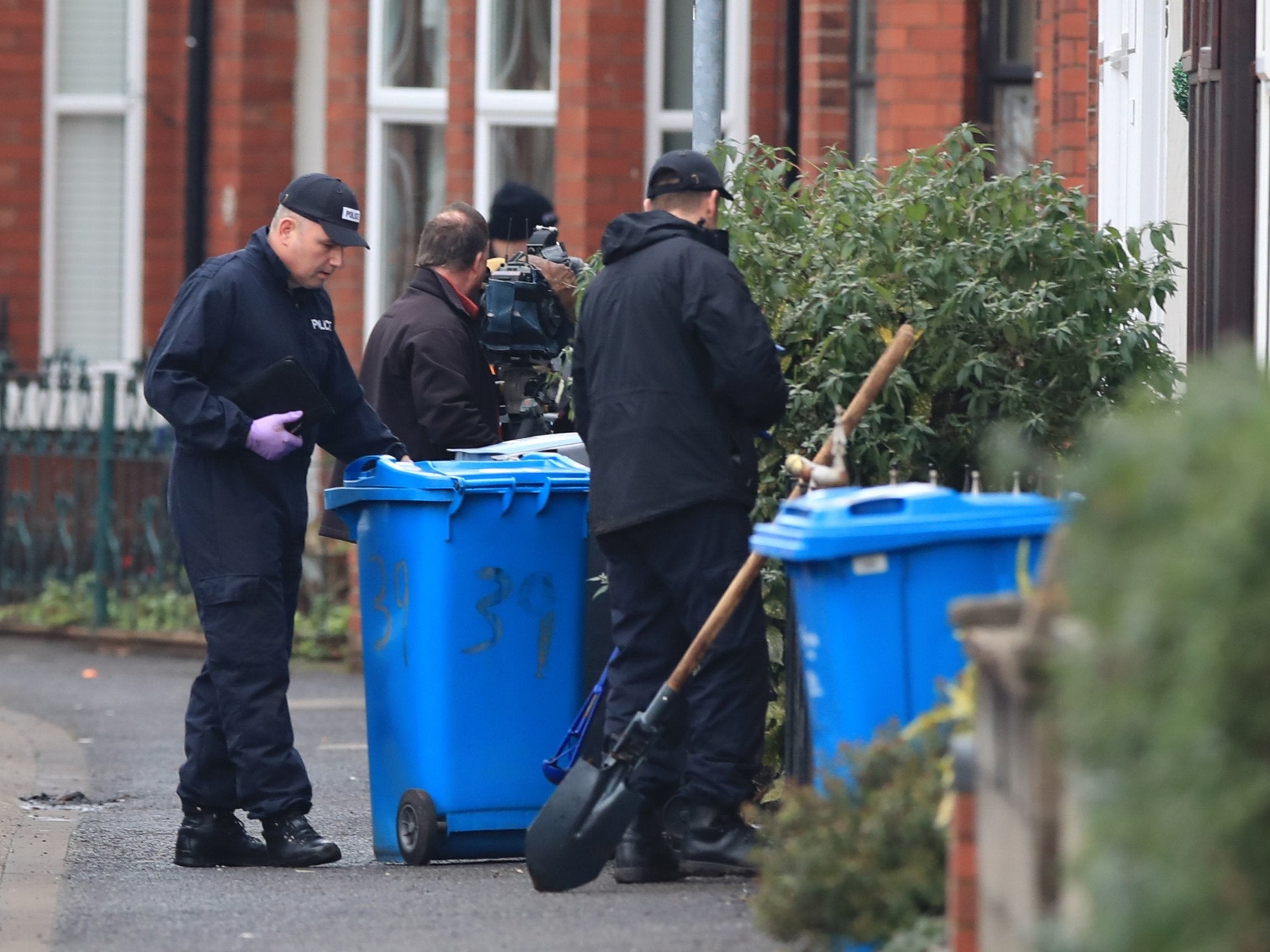 Officers search Wellesley Avenue in Hull