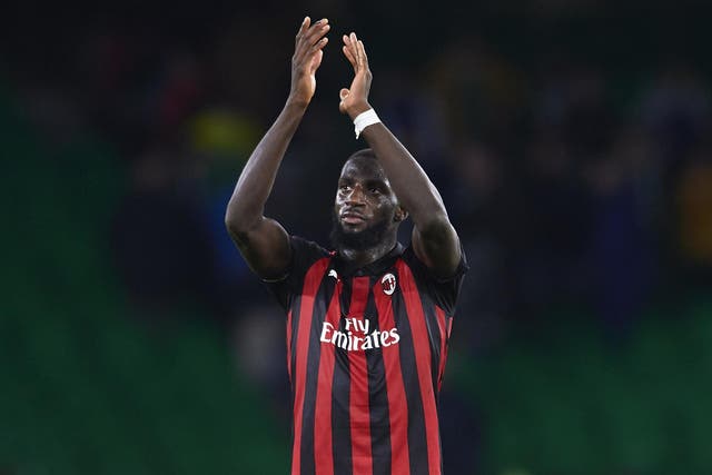 Tiemoue Bakayoko salutes the Milan fans
