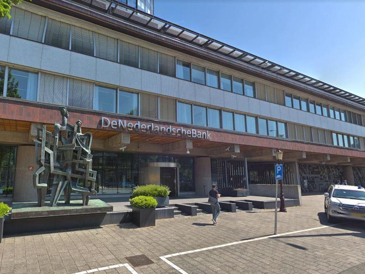 Amsterdam shooting: Man shot dead by Dutch police 'during gunfight' outside bank in city centre