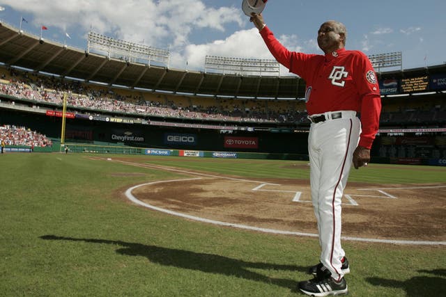 Robinson waves goodbye to Washington Nationals fans before his last game as manager in 2006