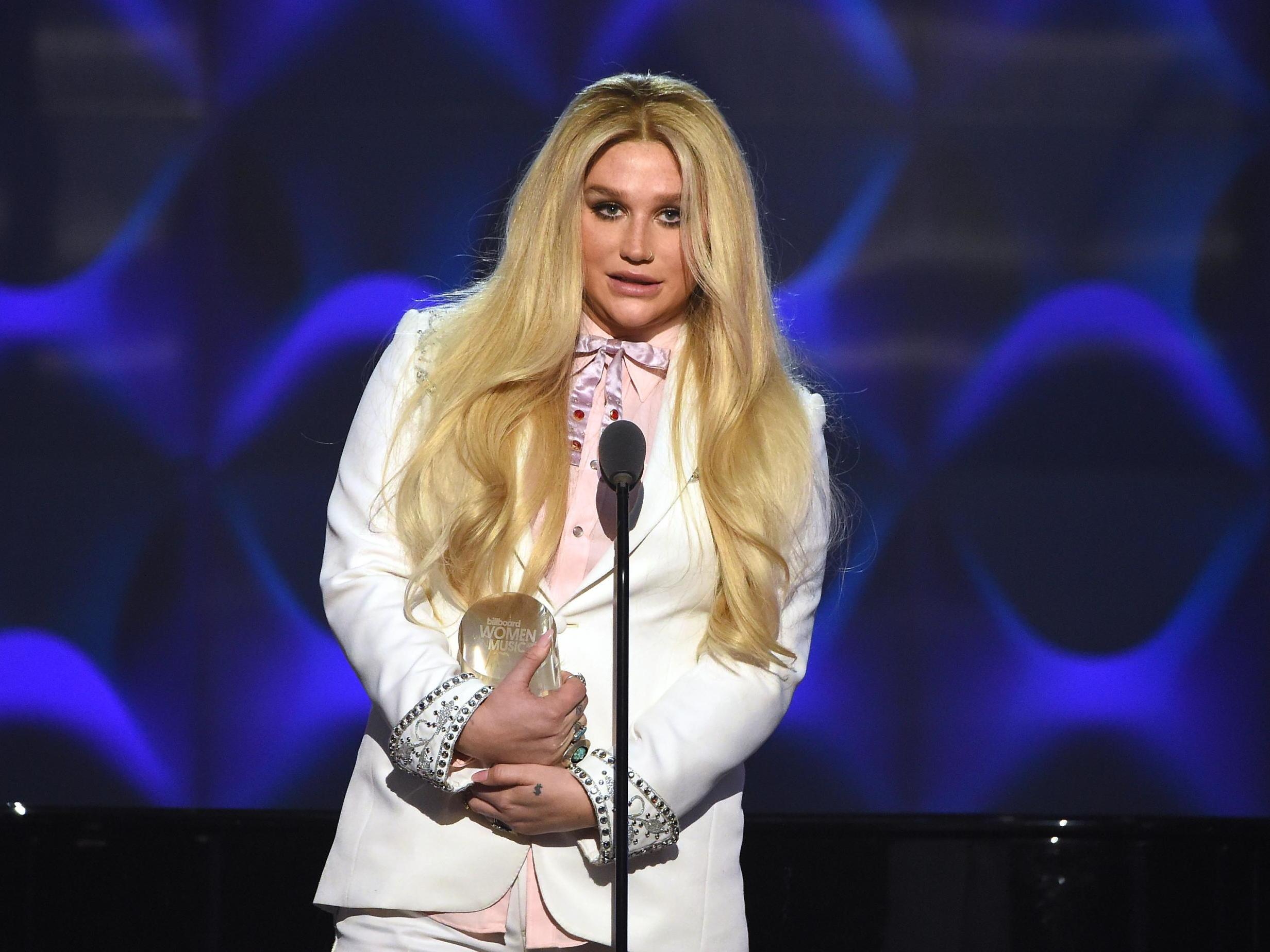 Kesha accepting the Trailblazer Award at the 2016 Billboard Women in Music Awards