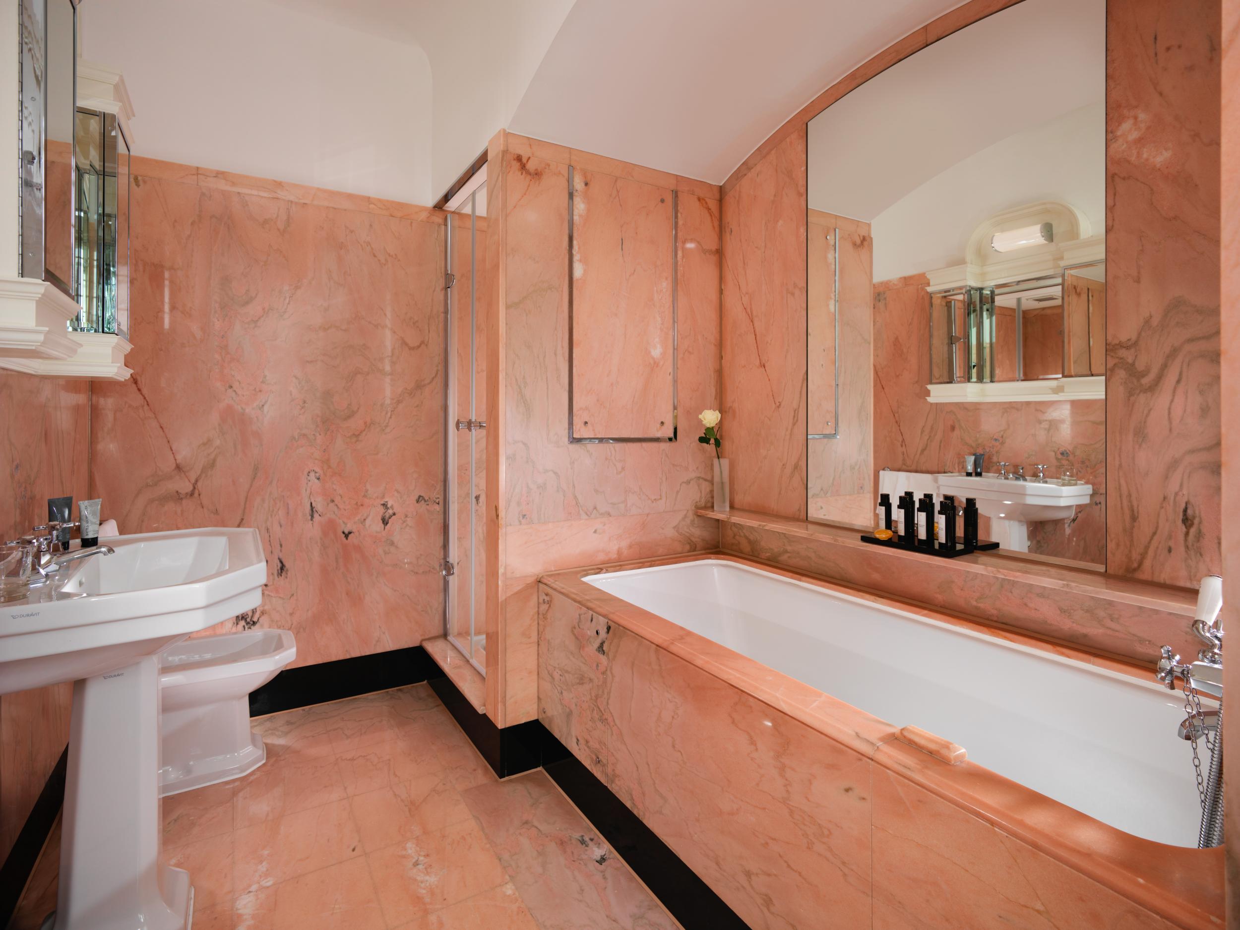 Elizabeth Taylor ordered the pink bathroom in the Harlequin Penthouse