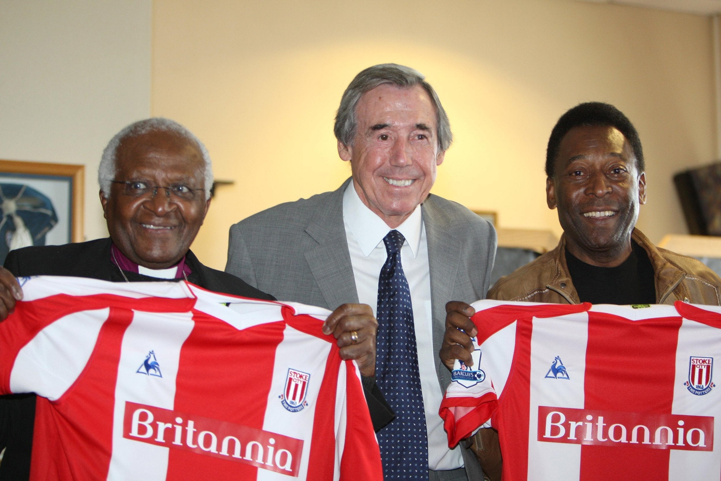 Banks with Archbishop Desmond Tutu (left) and former Brazil star Pele in 2008