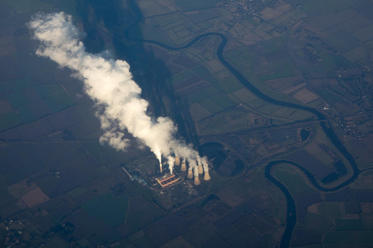 World on track to miss emissions ‘turning point’ for tackling climate change