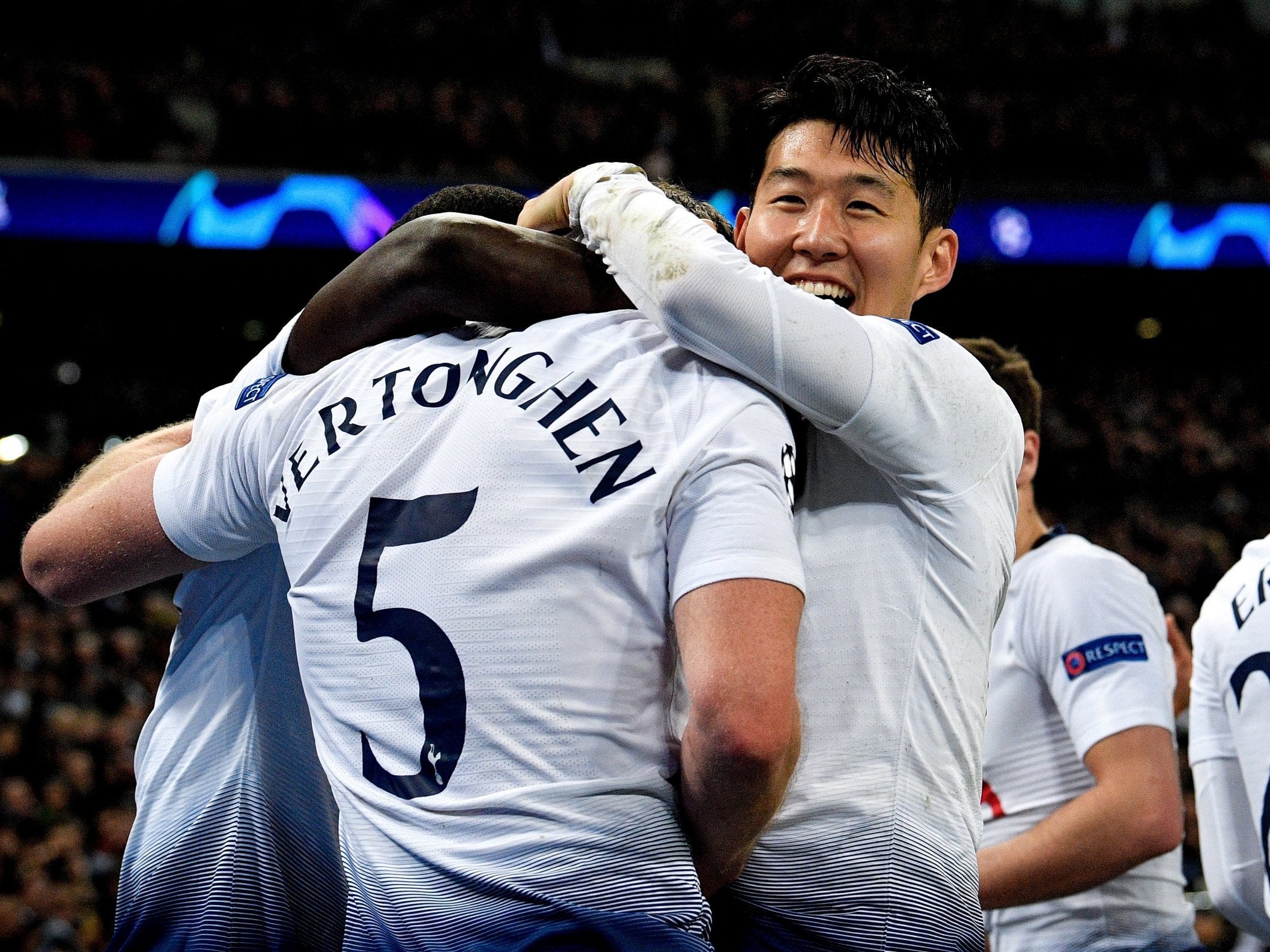 Tottenham's Jan Vertonghen celebrates with his teammate