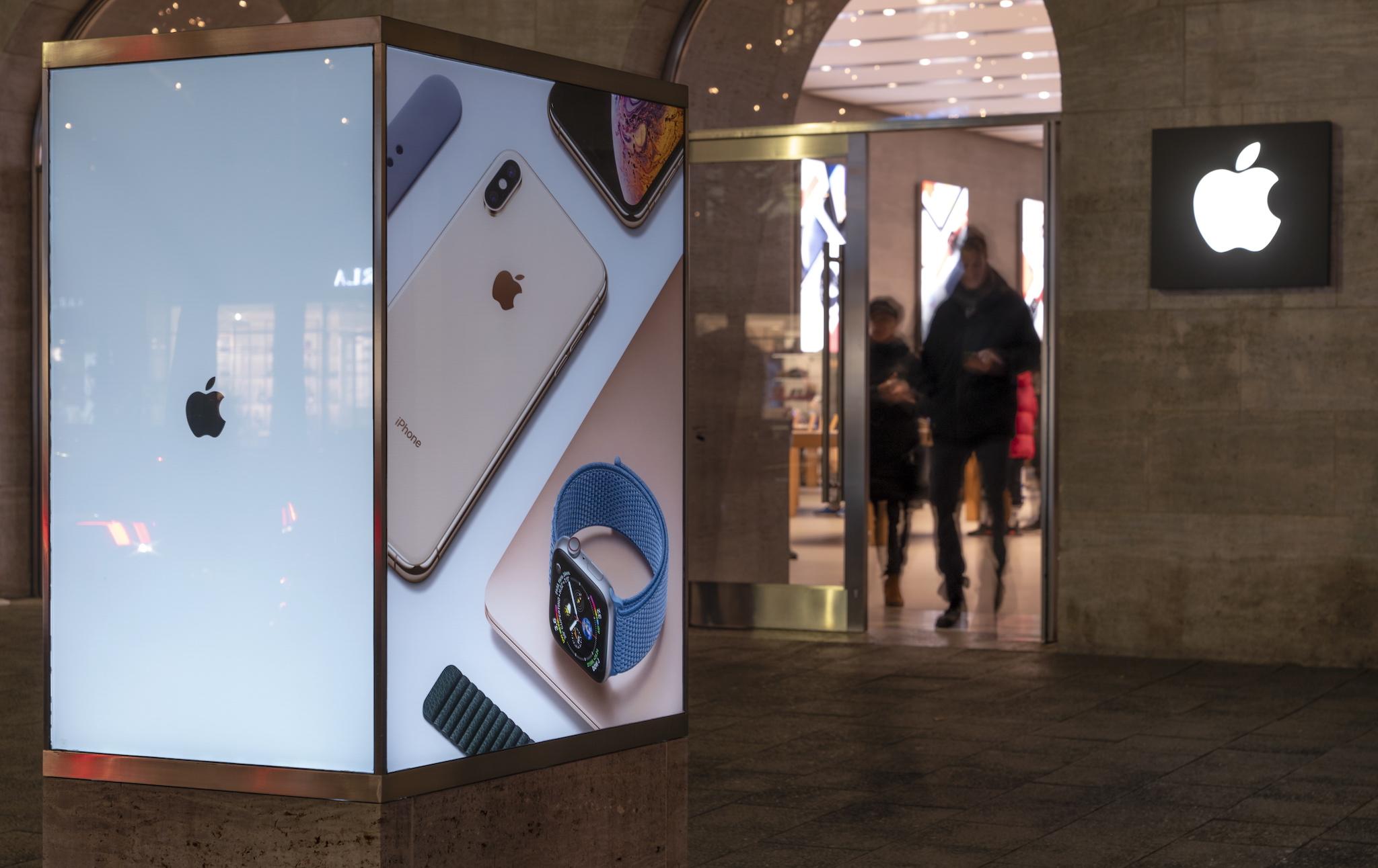 Customers leave the Apple store in Berlin, Germany, 20 December 2018