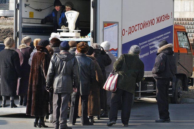 Residents of Vladivostok queue up for free food aid