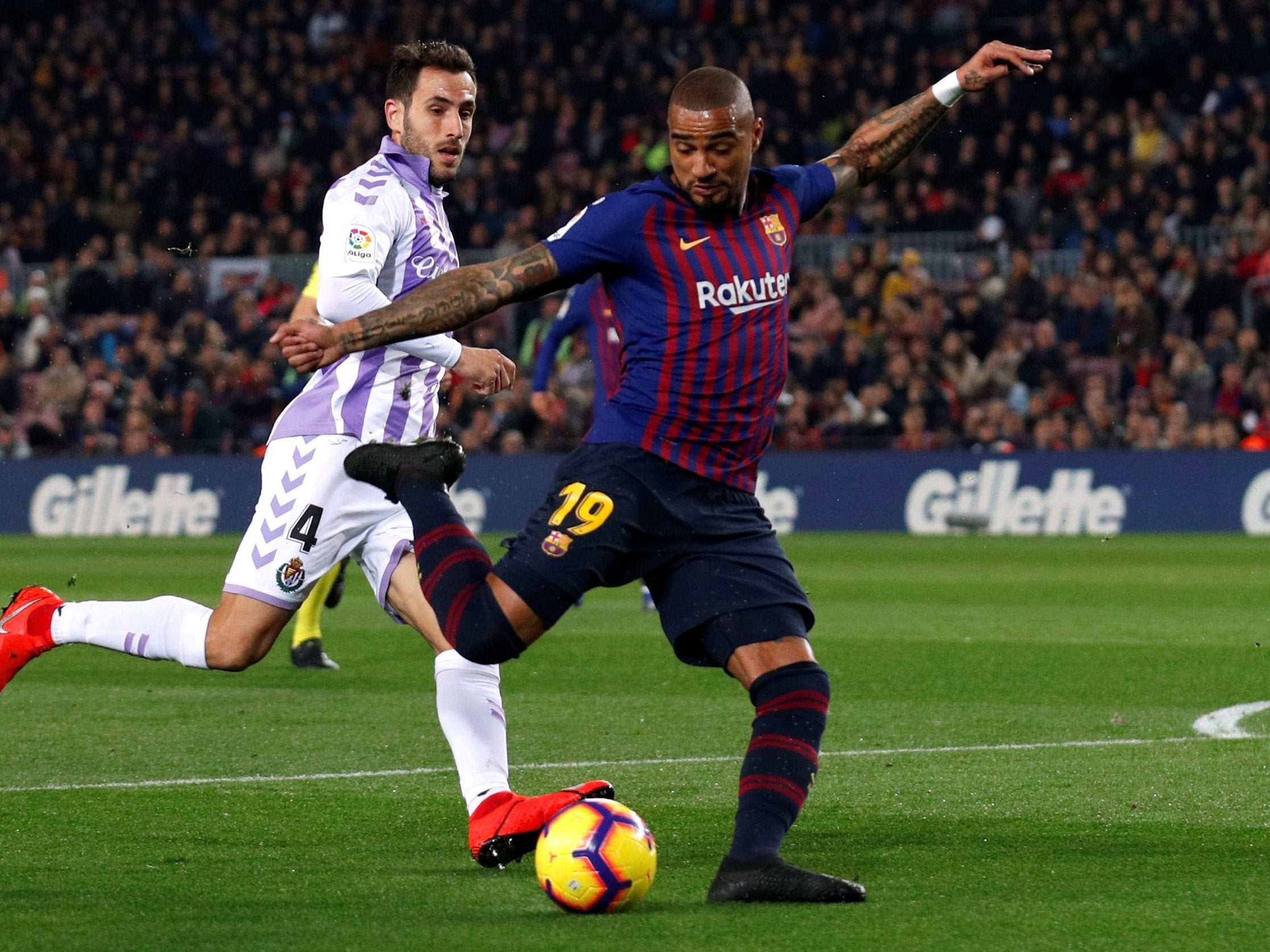 Boateng shoots on goal at the Nou Camp