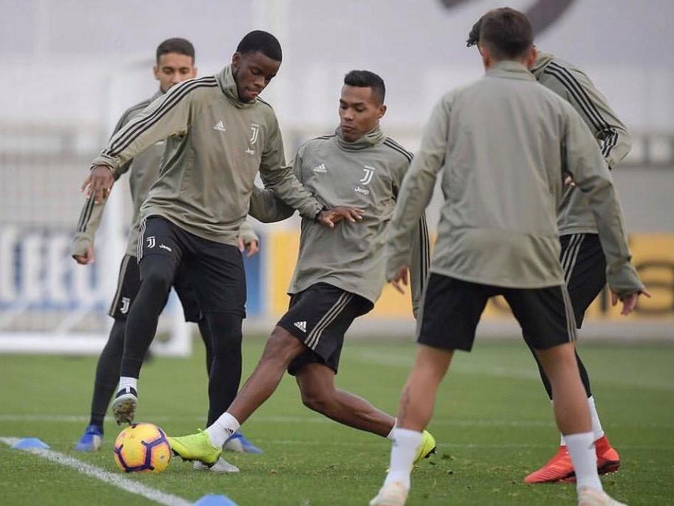 Mavididi is challenged by Alex Sandro