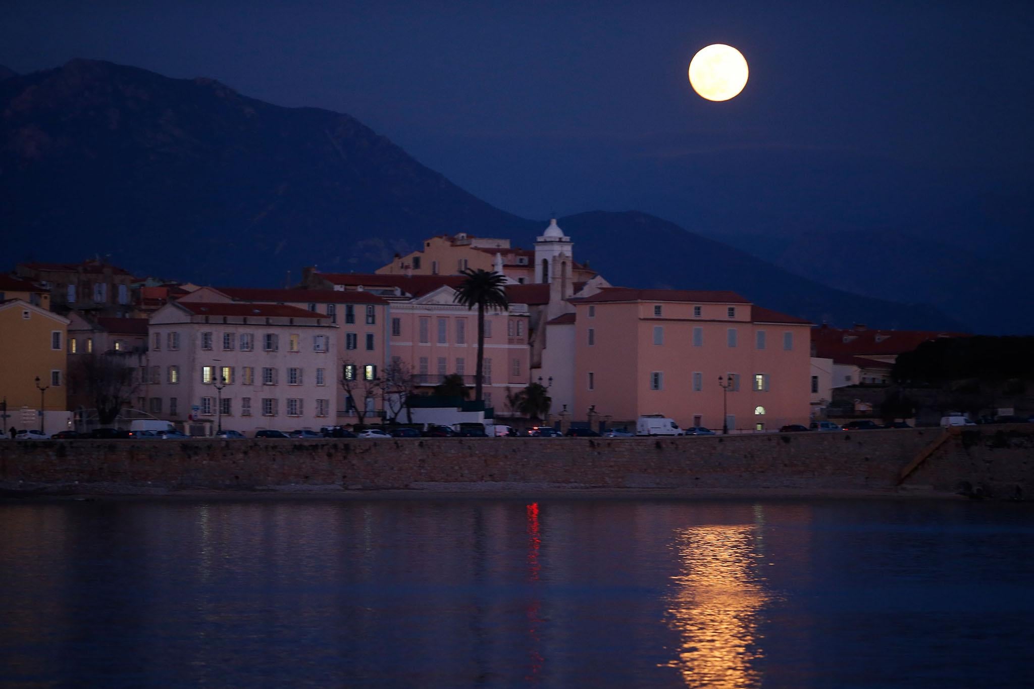 Super Snow Moon Pictures Of 2019 S Largest Full Moon Around The