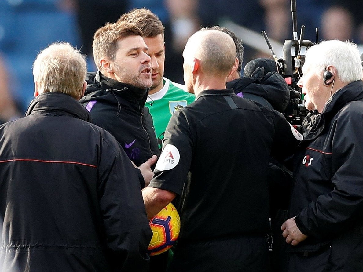 Mauricio Pochettino aregues with Mike Dean